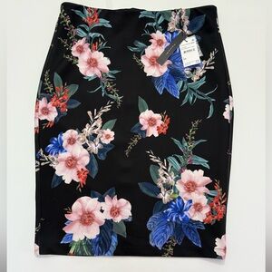 T Tahari Floral Print Slim Skirt In Black
Bouquet Floral Size L